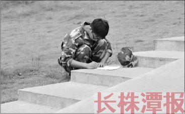 大学第一个中秋节 她轻轻地说:我想家了