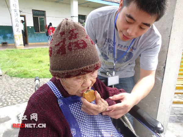 资兴市志愿者为孤寡老人送去中秋欢乐(图)