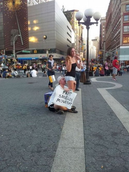 继俄摸奶哥后,美国<em>男子亲吻</em>上百<em>女人</em>臀部