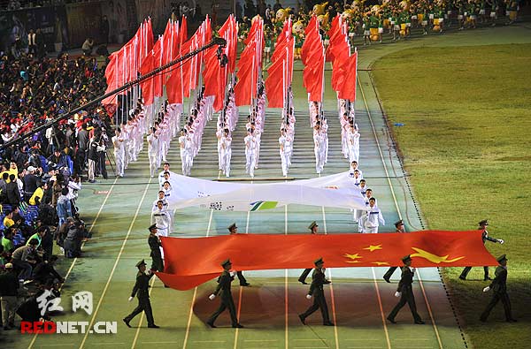 红旗引导参赛的湖南各市州代表团入场。
