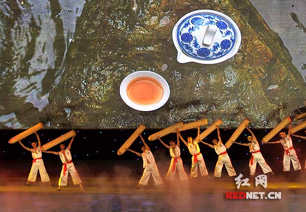 开幕式上以形象化的表演演绎历史悠久的益阳安化的黑茶。