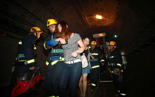 上海地铁10号线追尾多人受伤 事故原因初步查