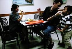 变性艺人金星的家 上海老弄堂里的幸福家庭(图