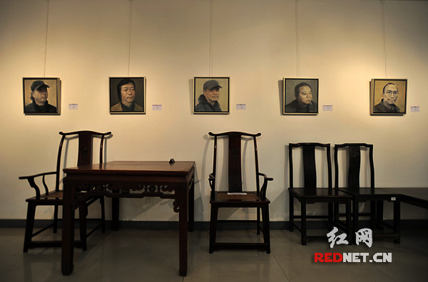画作陈列在雅致古朴的环境氛围里。