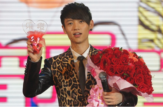 送歌声玩游戏刷 微博  魏晨 谭维维 唱响爱音乐之