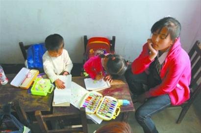 小学老师乡村教书30多年 每天护送学生渡河(图