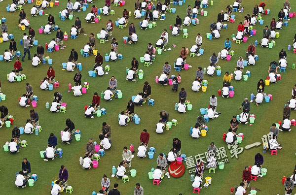 三百人给父母洗脚:一场秀怎能有真感动_红