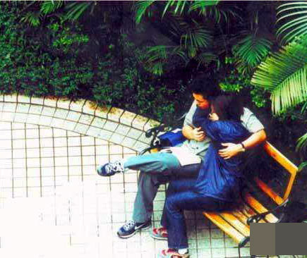 <em>校园男女</em>生不雅行为敲响教育警钟_教育频道_