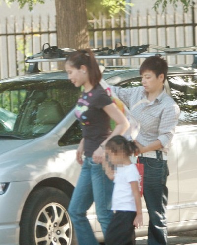 偶遇关悦带着女儿外出游玩