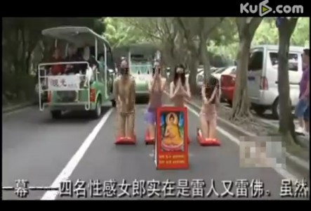 [<em>视频</em>]实拍深圳四<em>美女</em>穿比基尼组团赴寺庙许愿