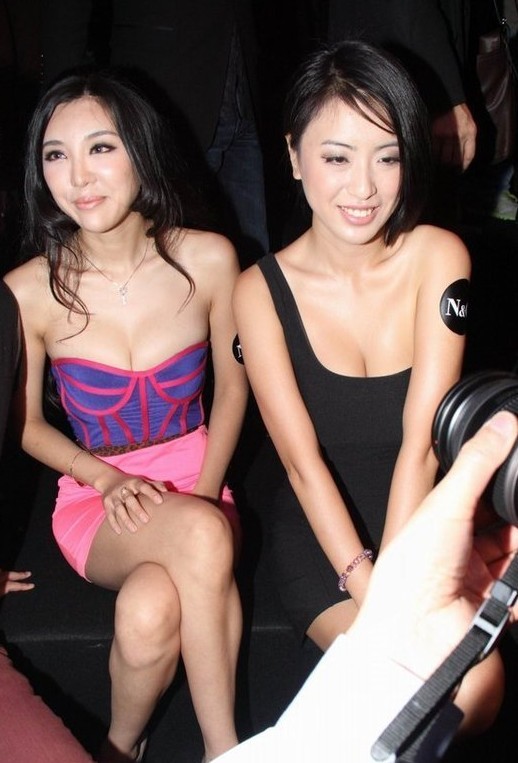 大胸赵铭挤沟 波斗门刚小希提内衣抢镜_娱乐