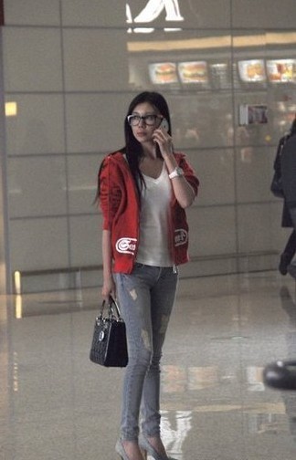 巩新亮潮范不停煲电话粥 素颜阻偷拍无果忙疾走