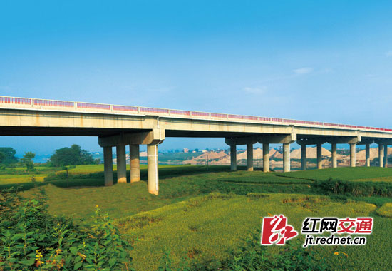 从设计到施工,潭衡高速公路针对沿线生态保护和水土保持下了不少功夫,其环保亮点工程保证了公路周边环境原生态的自然美丽。供图 潭衡高速。
