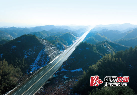 潭衡高速从设计到施工都最大程度地保留了当地的环境原貌,打造了一条原生态高速公路。供图 潭衡高速。