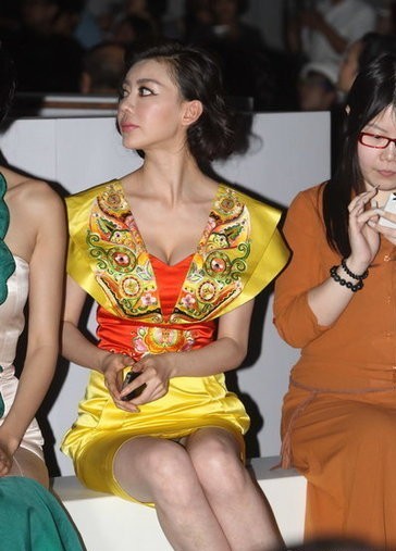 巩新亮爆乳装头牌看秀 裙下失守浑然不觉