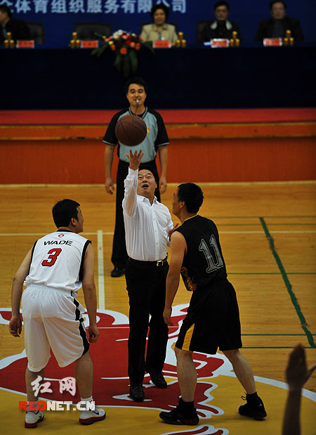 2011红牛杯长沙市直机关职工篮球赛开赛(图