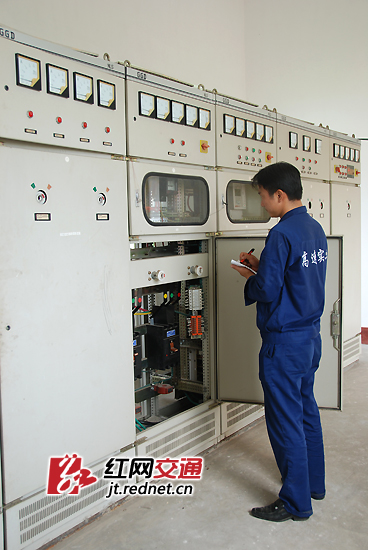 (资料图:水电工在检查设备运行情况.)