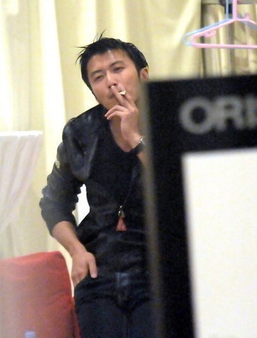 夹烟狂吸显痞气