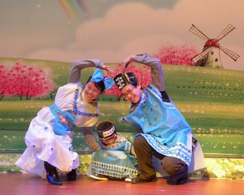 万婴幼儿园\大手牵小手\亲子时装巧秀环保创