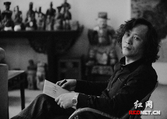 一举一动,李奇安的气场,让人时时感觉这是一个有生活情趣和浪漫的艺术家。