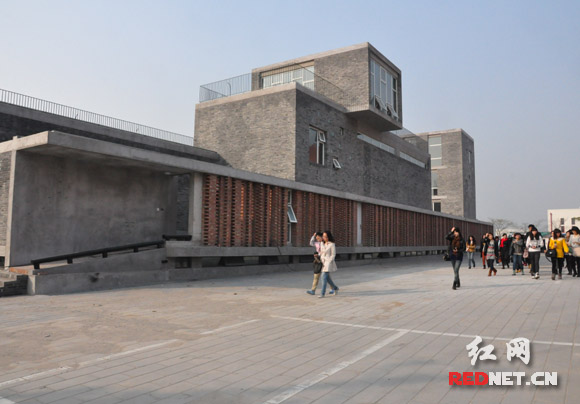 与宋庄美术馆仅一路之隔,便是李奇安新建的1500平米工作室。