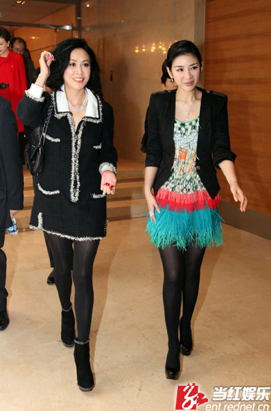 黄奕刘嘉玲同台竞艳 宋祖英英文献唱搏击赛事