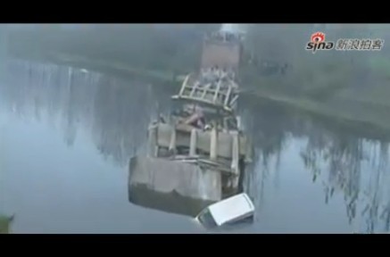 [视频]实拍河南项城发生桥梁坍塌事故