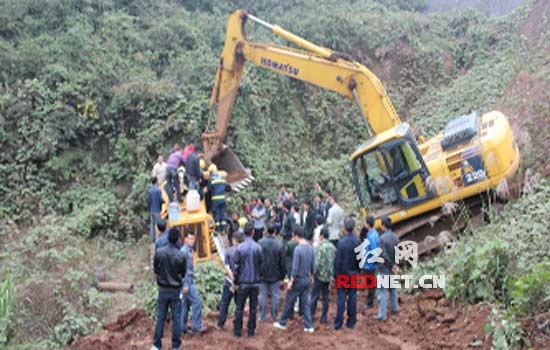 操作不慎铲车侧翻山崖 永州零陵消防紧急救援