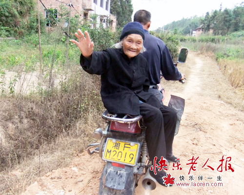 百岁老人常搭摩托车四处兜风
