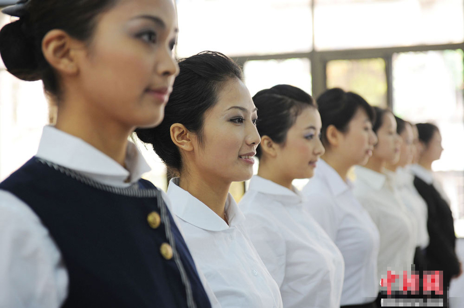 <em>空姐</em>招聘放宽学历<em>要求</em> 女大学毕业生争抢报名