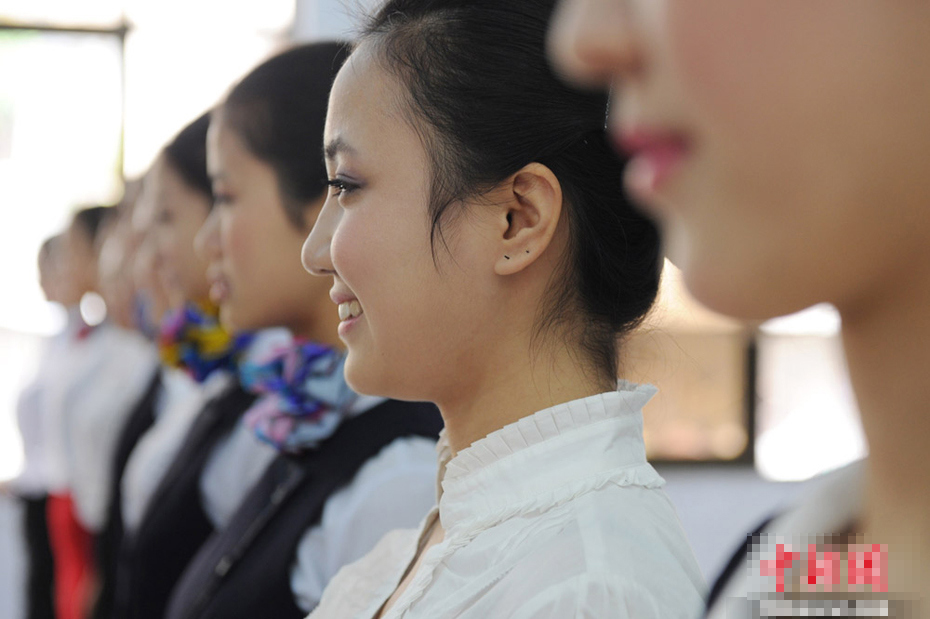 <em>空姐</em>招聘放宽学历<em>要求</em> 女大学毕业生争抢报名