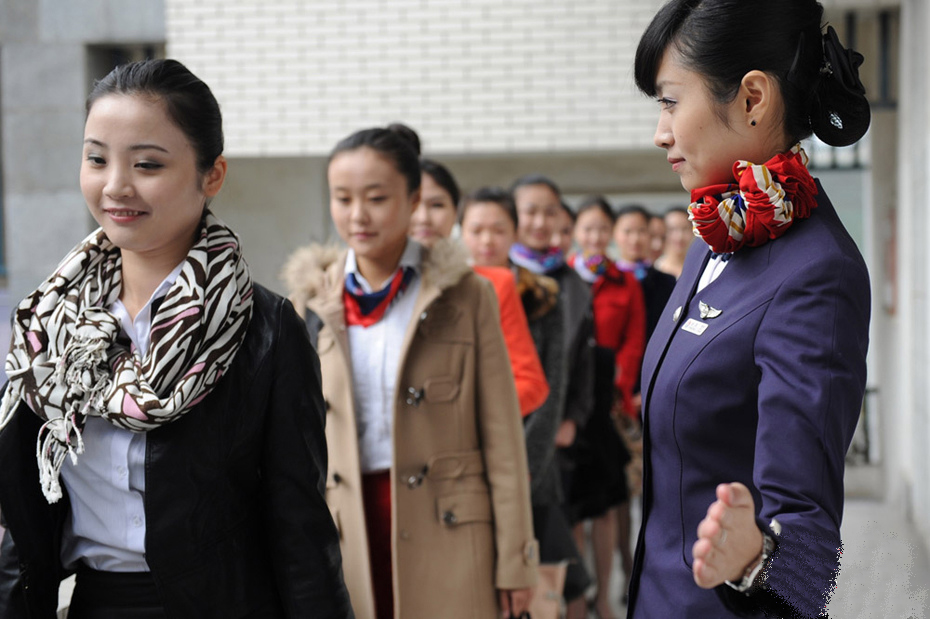 <em>空姐</em>招聘放宽学历<em>要求</em> 女大学毕业生争抢报名