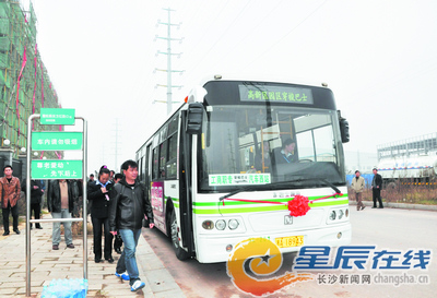 长沙首条穿梭巴士开通 公交扫盲将逐步扩展至