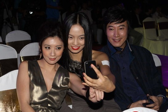 <em>贾静雯性感</em>低胸裙诱人 躺男子怀中亲密自拍(图