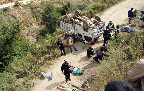云南保山31人挤货车赶集 路上侧翻致6死25伤