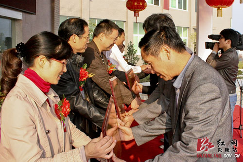 炎陵县为36家新建两新组织党组织集中授牌_