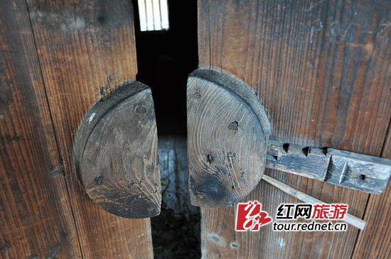 古苗寨里的圆型双门锁。