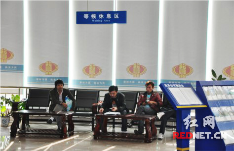 平江国税办税提速获好评