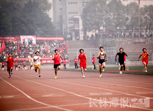 <em>湖南工业大学</em>运动会开幕 快来看帅哥<em>美女</em>[图]_