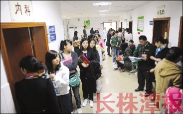 株洲109人应征女兵 32人落选多数人视力不合格