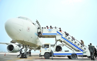 11��17��12ʱ10�֣����ź������Ǻ��չ�˾�ʴ������żҽ��OZ3212�ɻ��ںɻ��������䣬�Ӵ˽���������ɽ��û�й��ʺ��տڰ�����ʷ��ͼΪ�żҽ���������ʴ����ÿ��ںɻ������ǻ�����ӱ ��