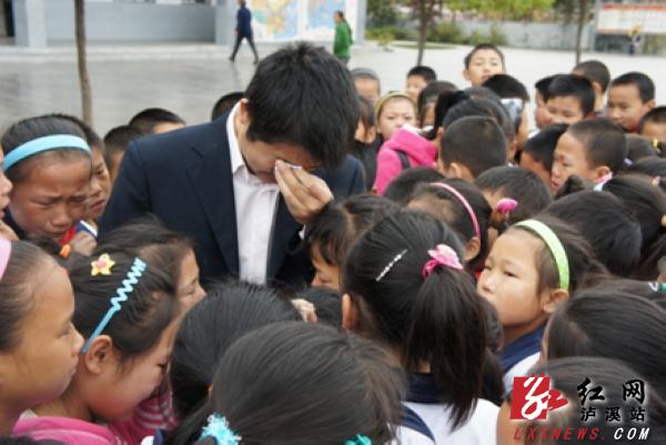 泸溪感恩励志传真情 泪流满面扣人心