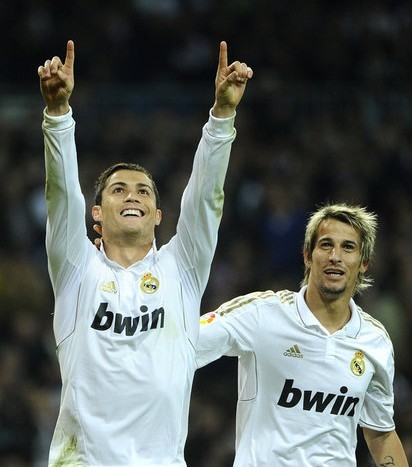 [视频]西甲 C罗点球梅开二度 皇马德比战4-1大