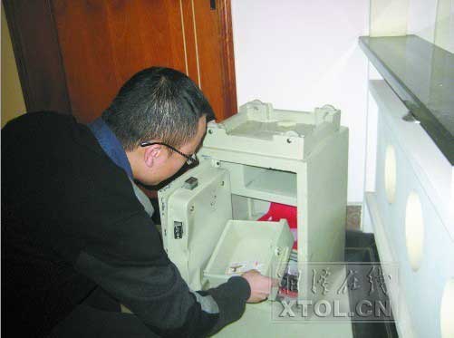 眼前一幕让她惊呆了:家里被人翻箱倒柜,卧室内重约100公斤的保险箱不