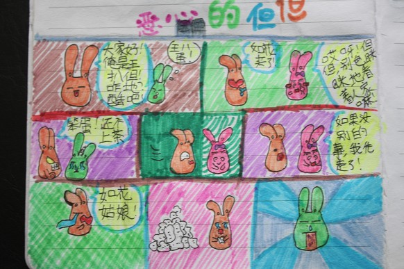 孔儒风自己画的漫画。 寻芳 摄 红网长沙县站12月2日讯(分站记者 寻芳)洋洋洒洒8000字故事,看似天马行空,读来却妙趣横生。如此吸引人的故事情节以及流畅优美的语句,竟然出自一个10岁小姑娘之手,着实让人觉得不可思议。近日,记者在盼盼中心小学五年级88班见到了这位小才女孔儒风,在谈到长篇童话故事《密林里的歌声》写作时,她坦言这是件好玩的事。 一句鼓励,写下长篇 从小学二年级到现在,孔儒风已写下厚厚的几本故事书。她拿出《密林里的歌声》给记者看,一段小松鼠寻找失踪好友的旅程故事跃然纸上。生动的语