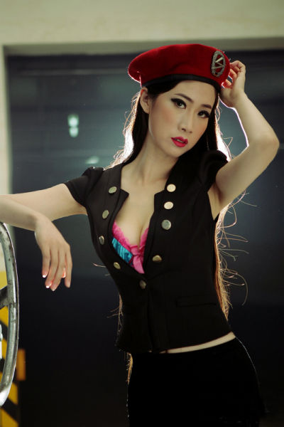 芙蓉姐姐现身央视 <em>爆乳</em>制服<em>诱惑</em>家居照(组图)