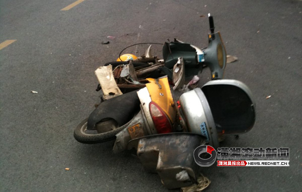 小车连撞婴儿车电动车逃逸 目击者开车追赶[图