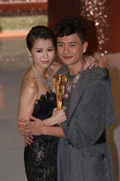 胡杏儿拿下视后后与男友黄宗泽相拥,大秀甜蜜