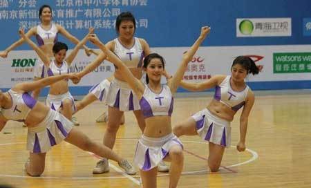 <em>奶茶妹妹</em>随清华出战激情热舞 玲珑身材引关注