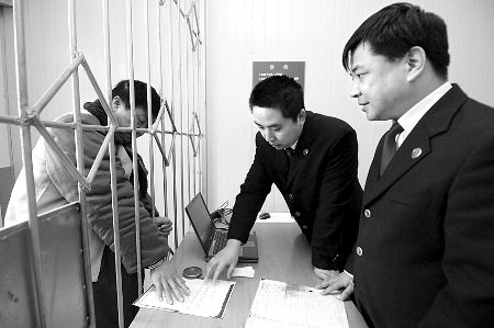 检察官提审犯罪嫌疑人 .